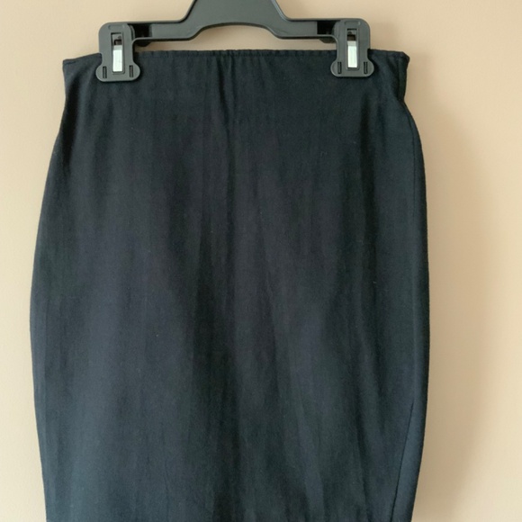 Ladies black stretch skirt (like new) - Picture 2 of 3